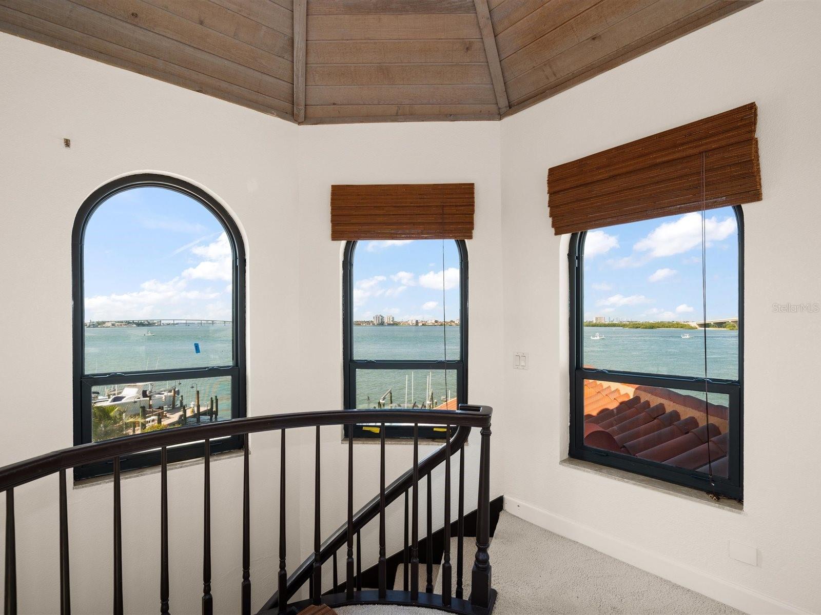 Listing photo id 18 for 191 1st Street W