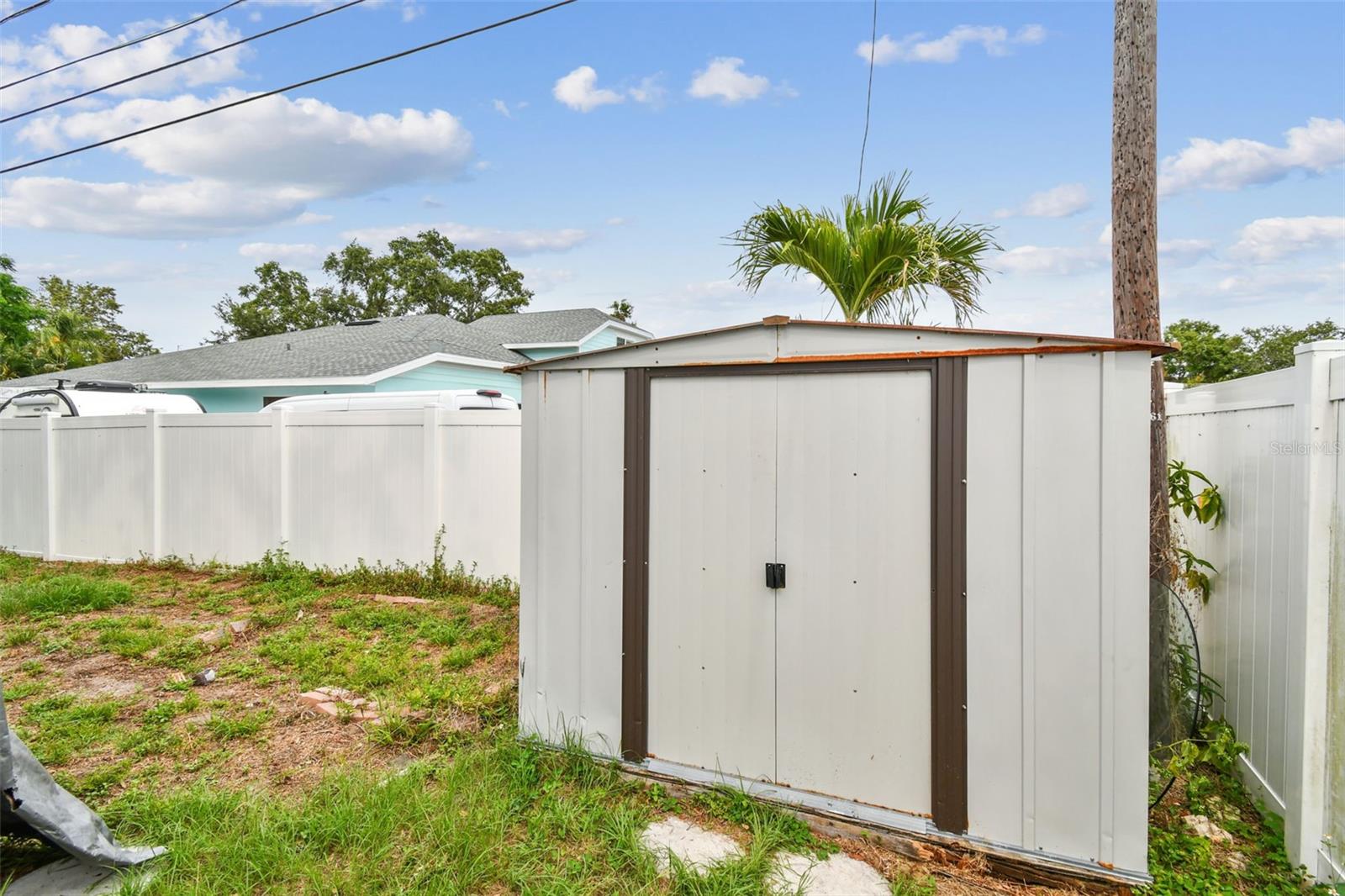 Image 18 of 79 For 361 Colonial Court