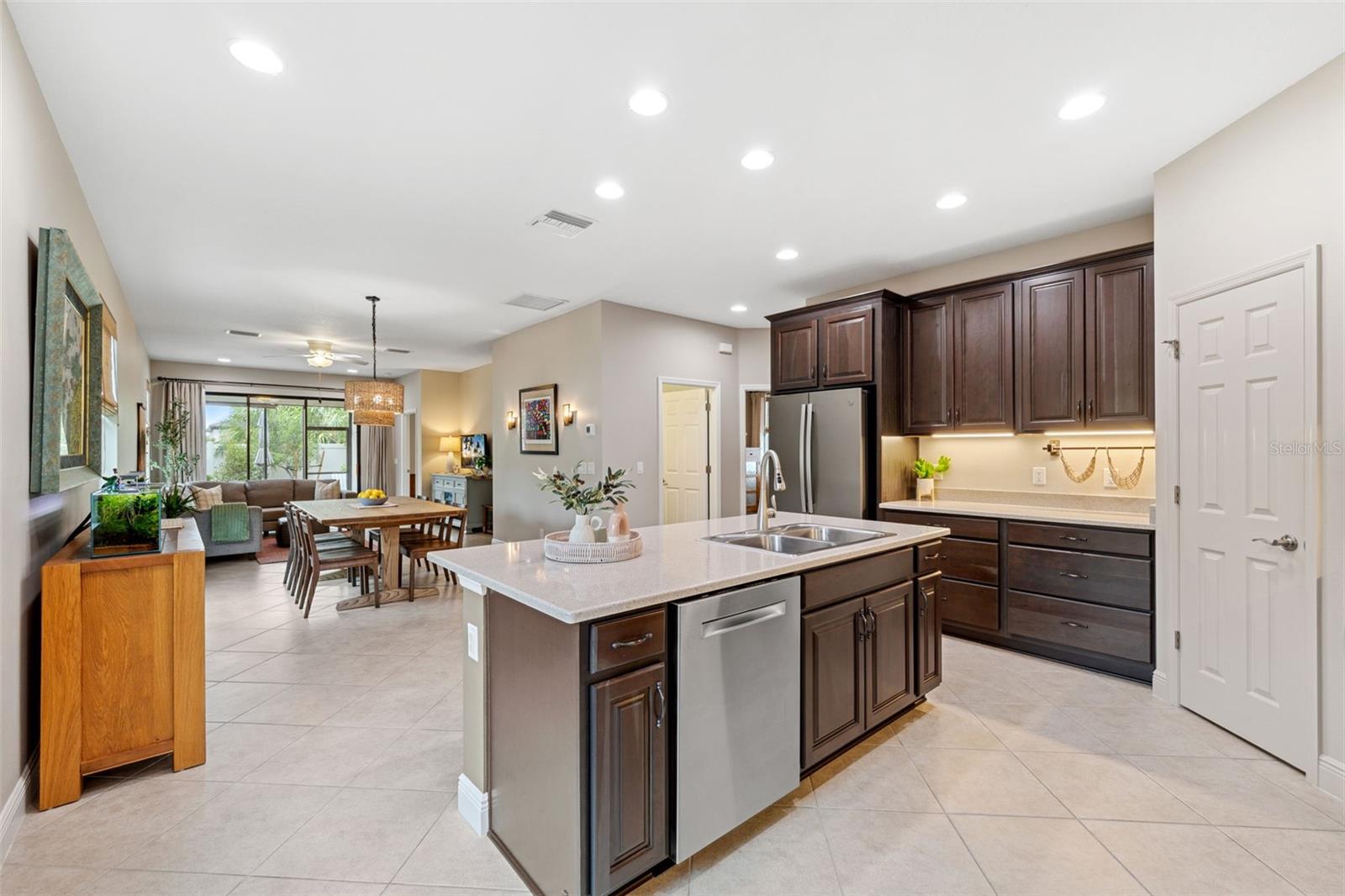 Listing photo id 8 for 3877 Burdick Loop
