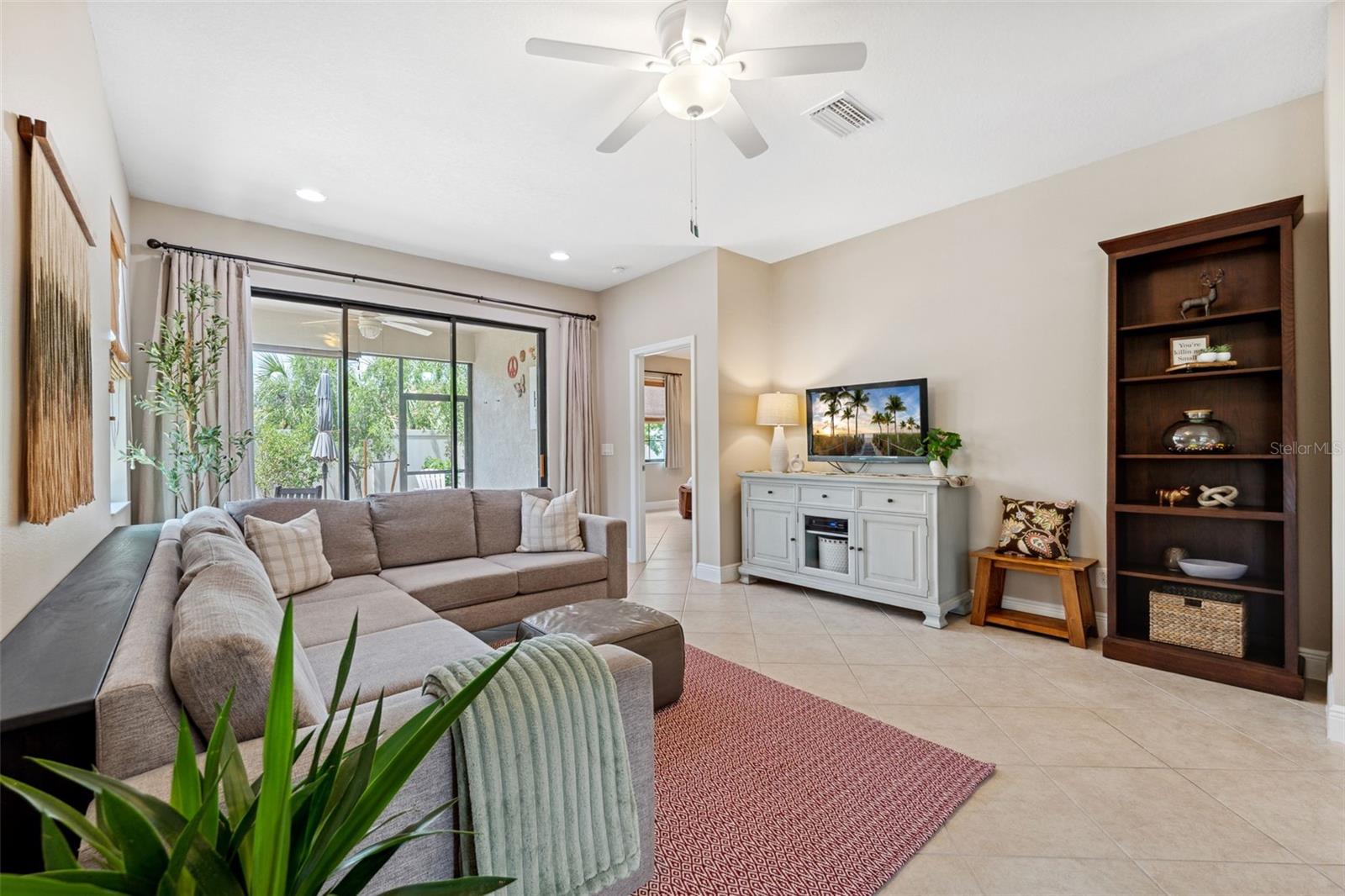 Listing photo id 13 for 3877 Burdick Loop