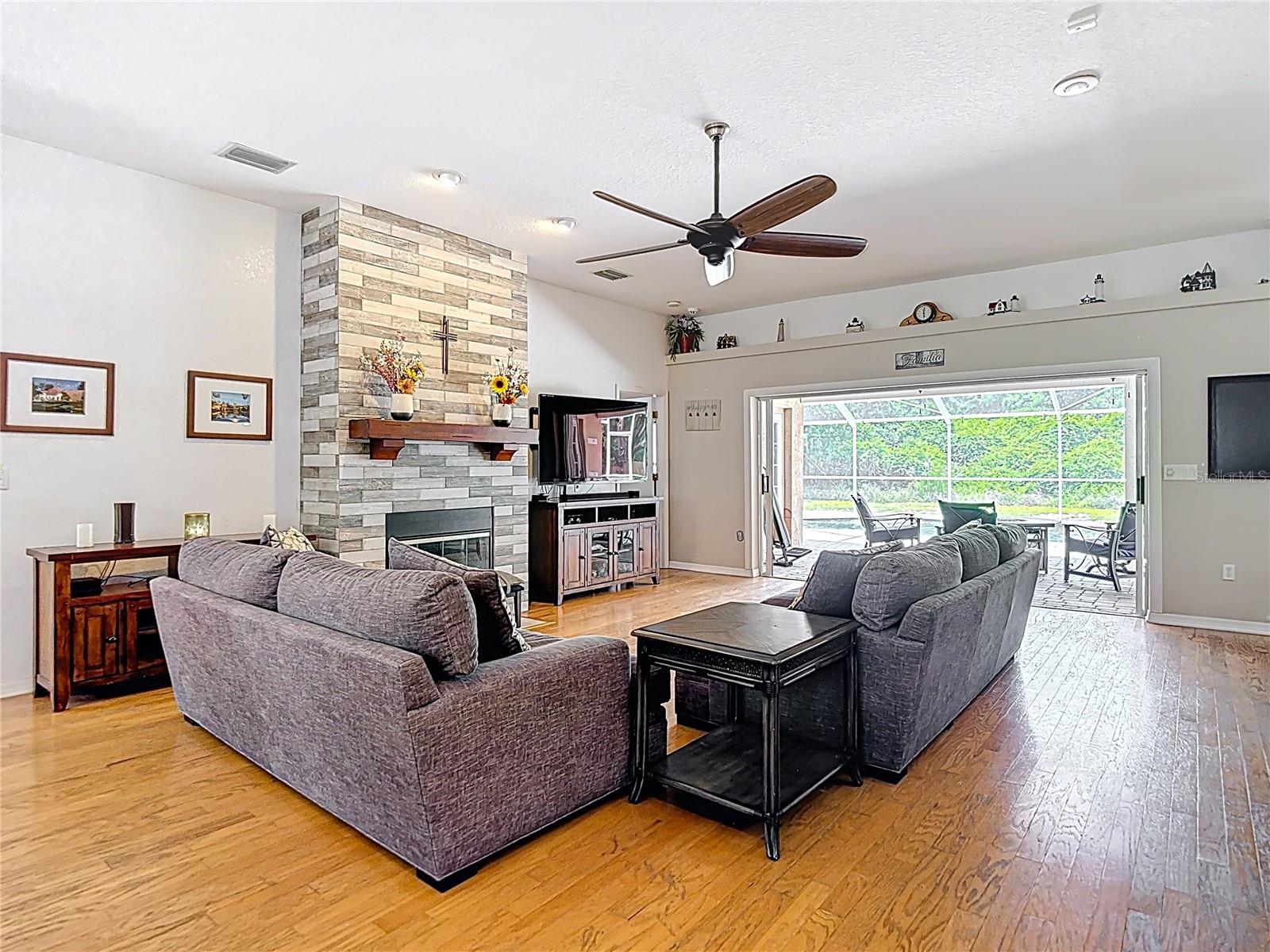 Image 4 of 44 For 3001 Regal Oaks Boulevard