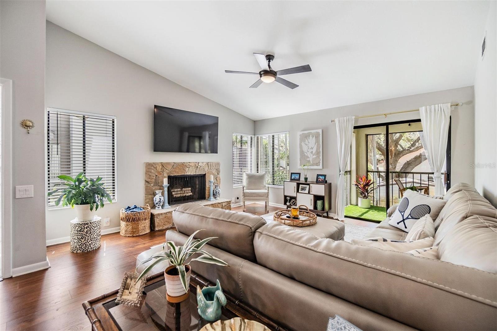 Listing photo id 2 for 1837 Lake Cypress Drive 504