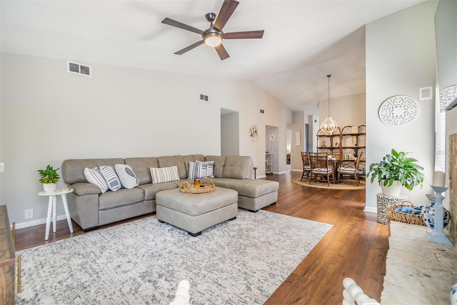Listing photo id 3 for 1837 Lake Cypress Drive 504