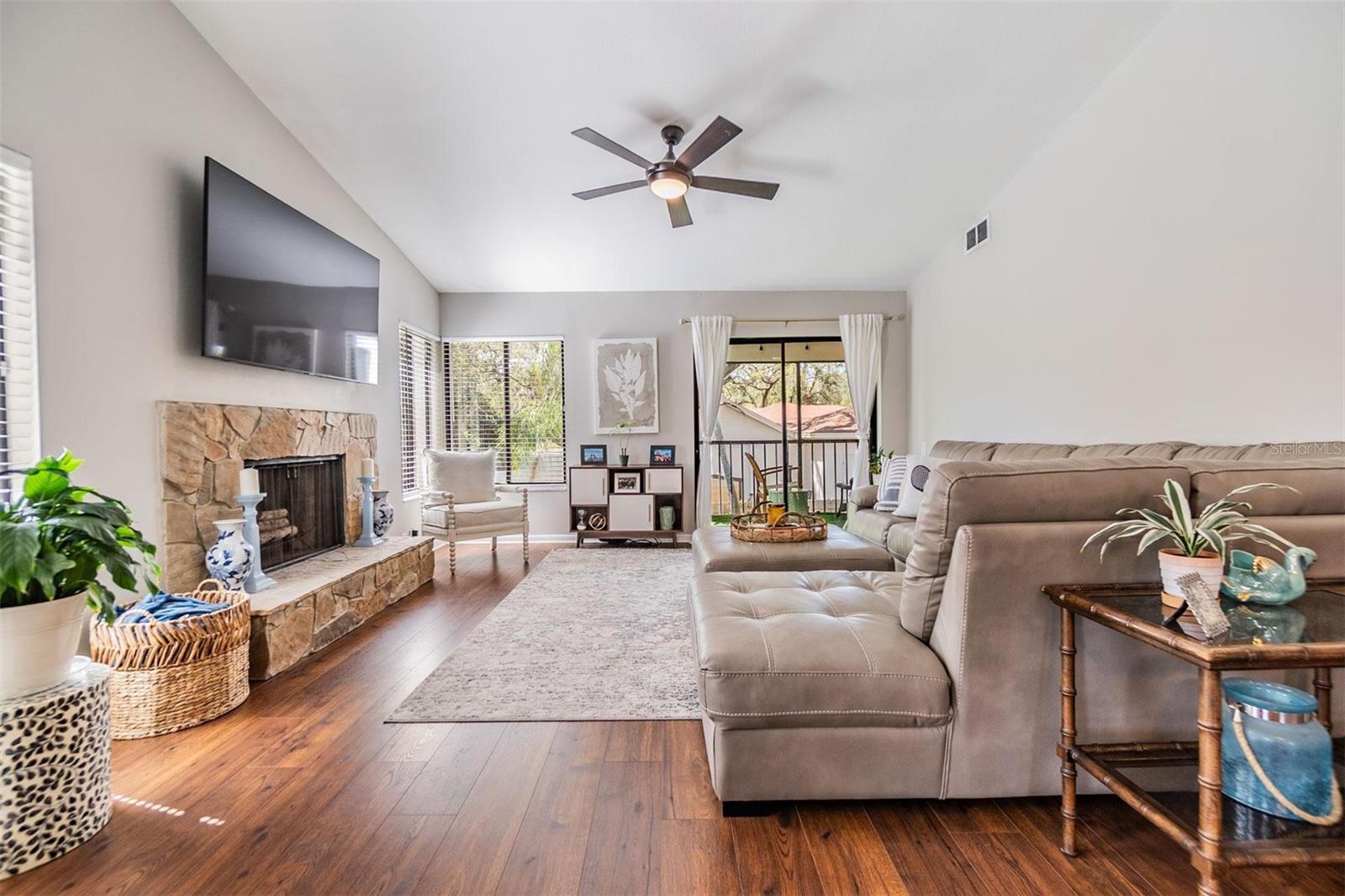 Listing photo id 5 for 1837 Lake Cypress Drive 504