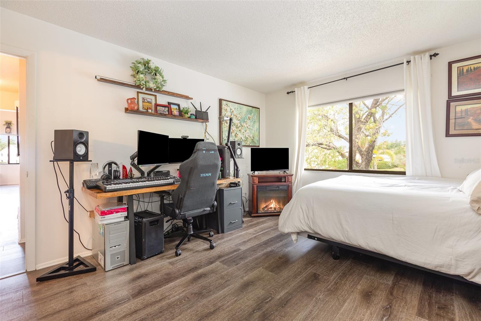 Image 11 of 26 For 5666 Gardens Drive 202