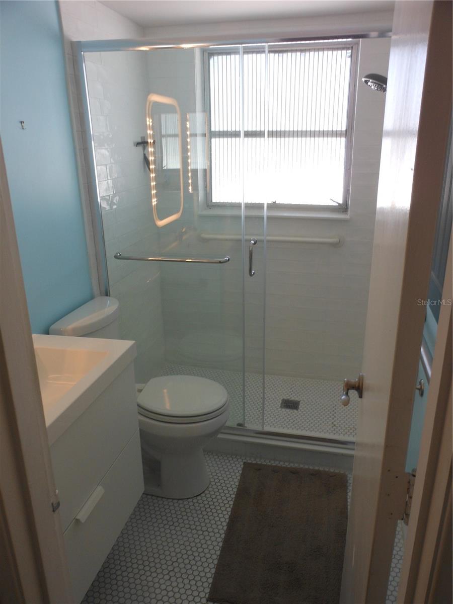 Image 14 of 31 For 138 36th Avenue N 206w