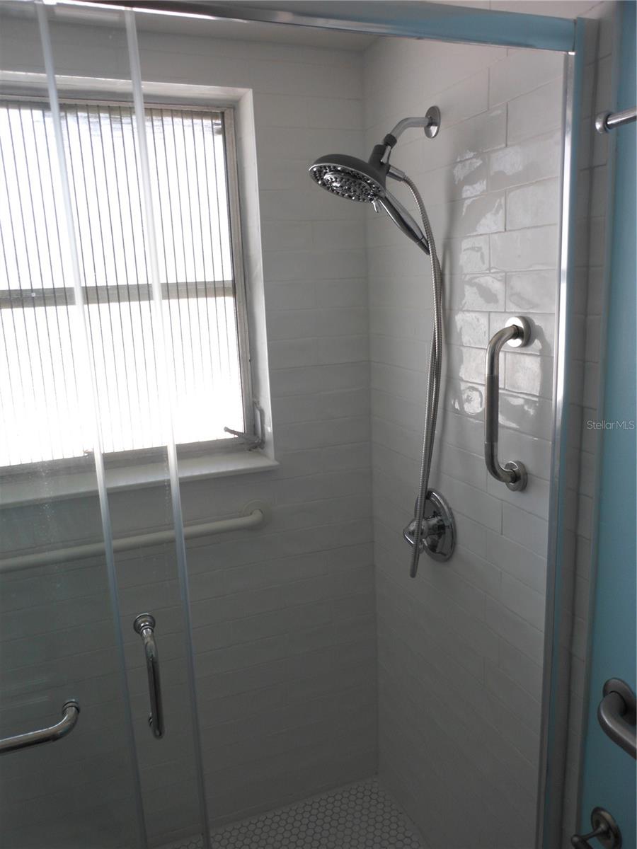 Image 16 of 31 For 138 36th Avenue N 206w