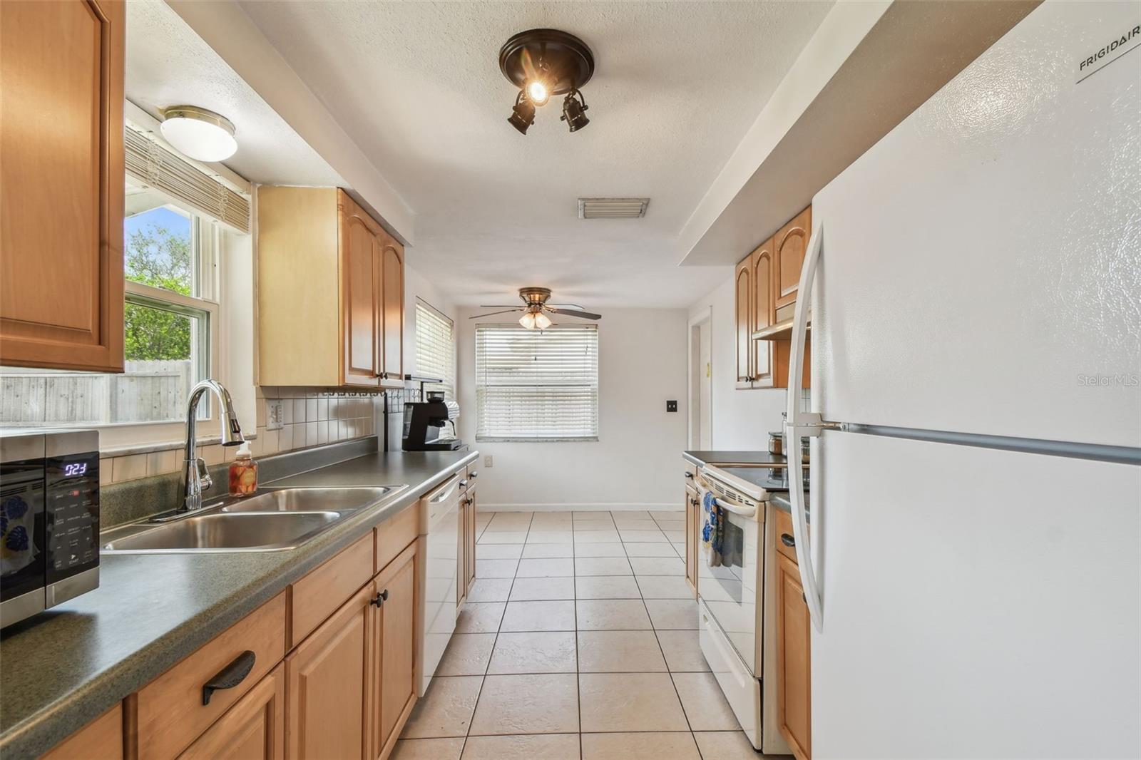 Image 10 of 68 For 1150 Grand Boulevard