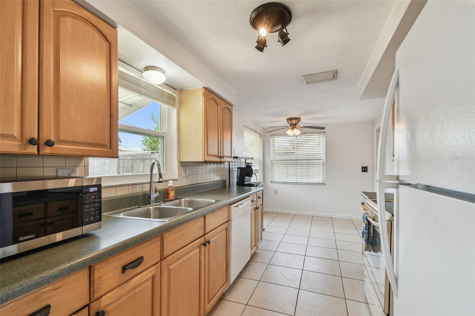 Image 11 of 68 For 1150 Grand Boulevard