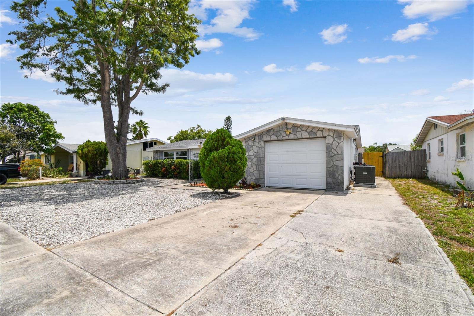 Image 4 of 68 For 1150 Grand Boulevard