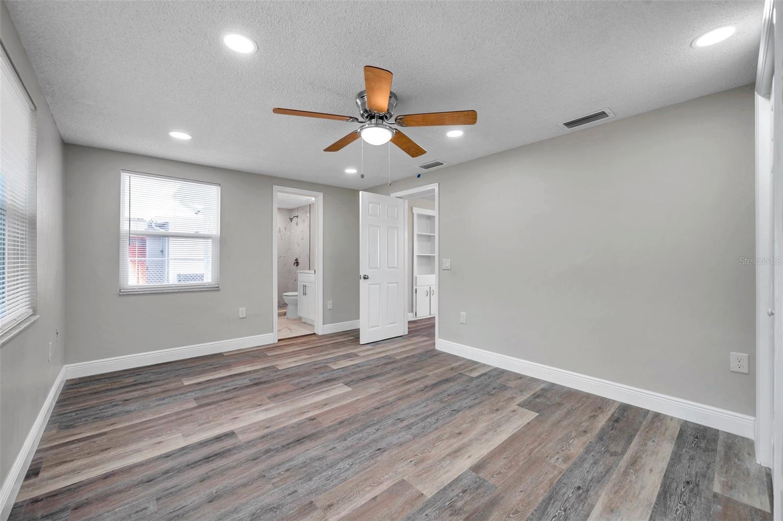 Listing photo id 10 for 10900 Queens Road