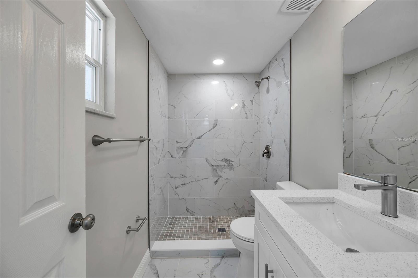Listing photo id 11 for 10900 Queens Road