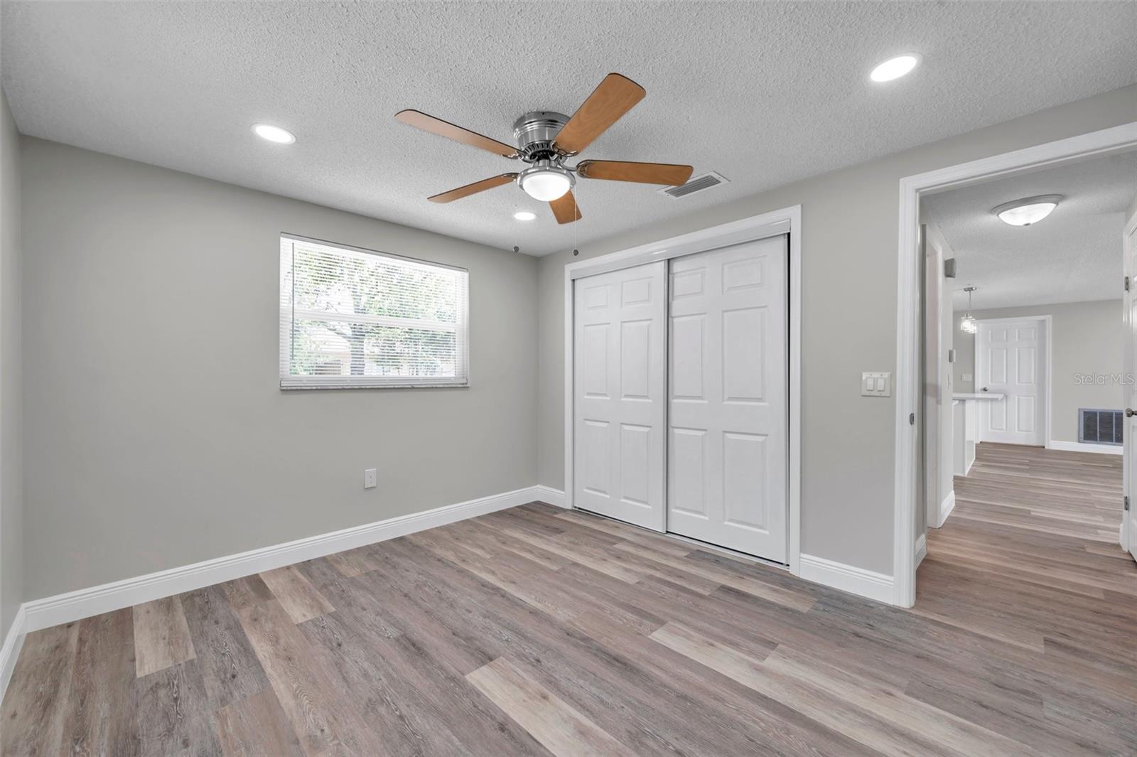 Listing photo id 13 for 10900 Queens Road