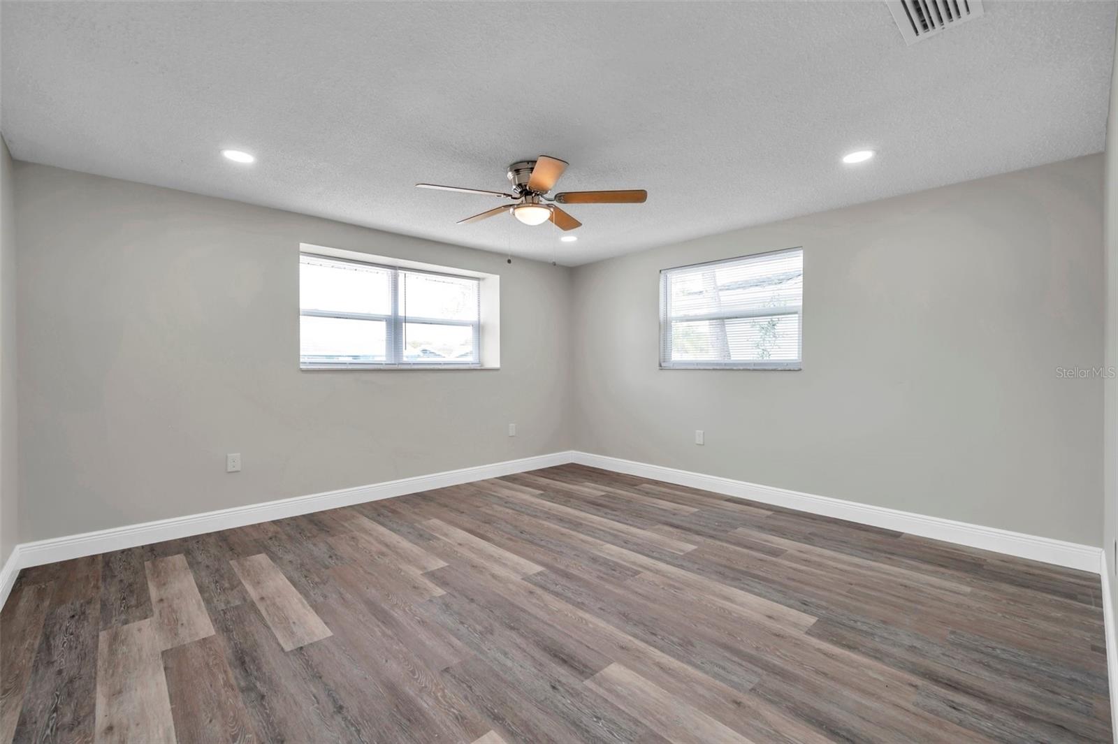 Listing photo id 14 for 10900 Queens Road