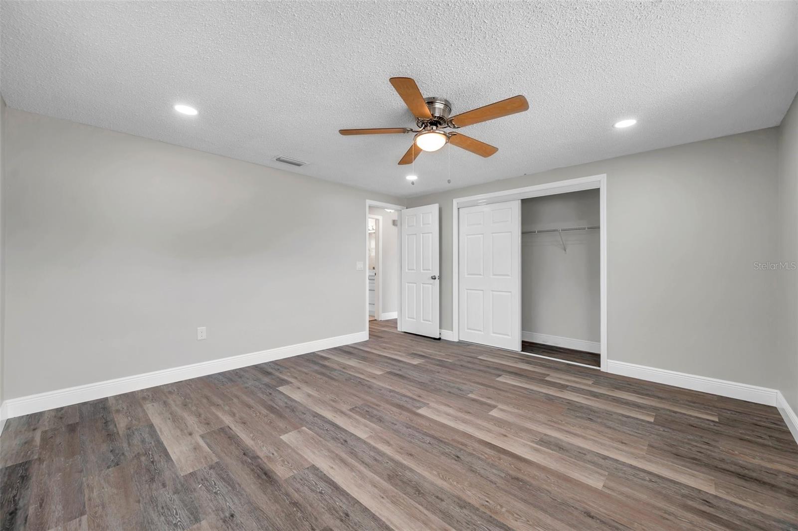 Listing photo id 15 for 10900 Queens Road