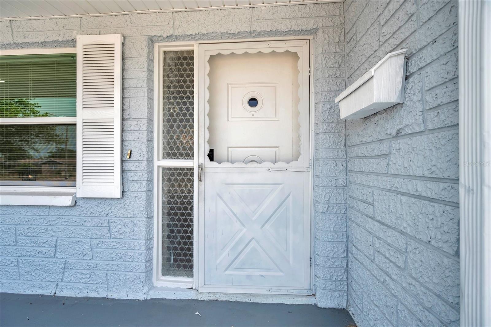 Listing photo id 0 for 10900 Queens Road