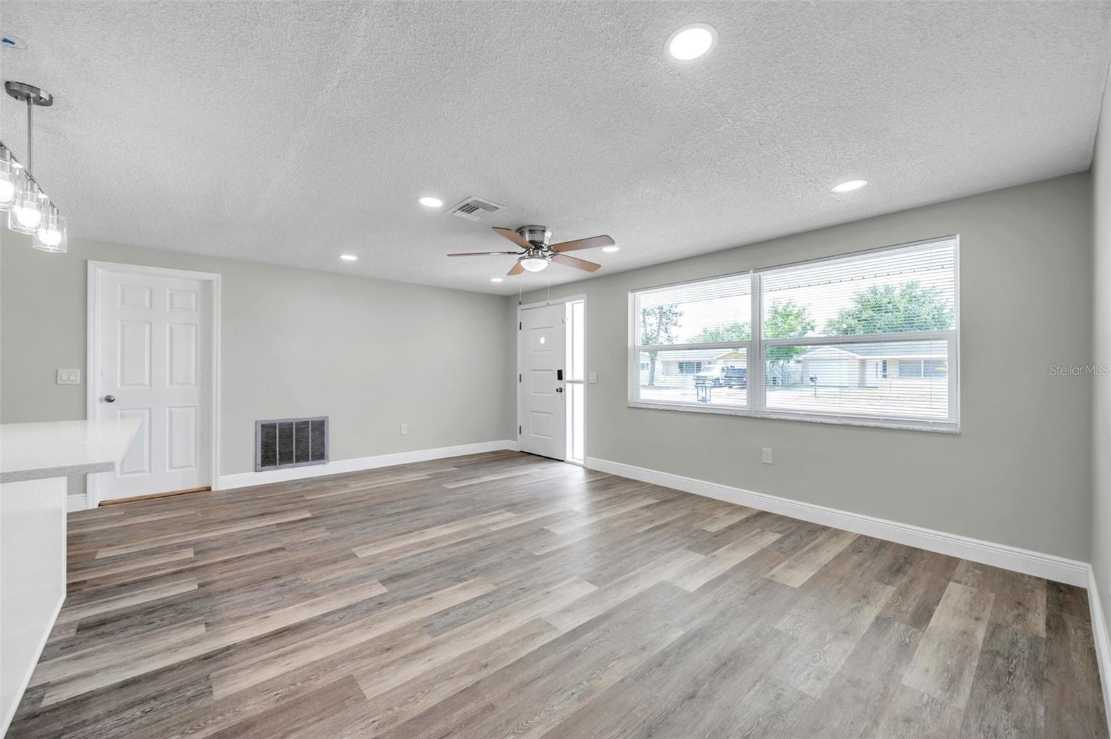 Listing photo id 3 for 10900 Queens Road