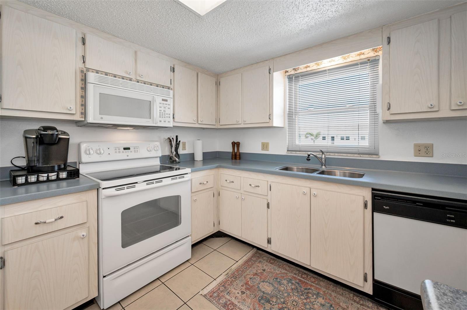 Image 31 of 75 For 8 Glencoe Place 305