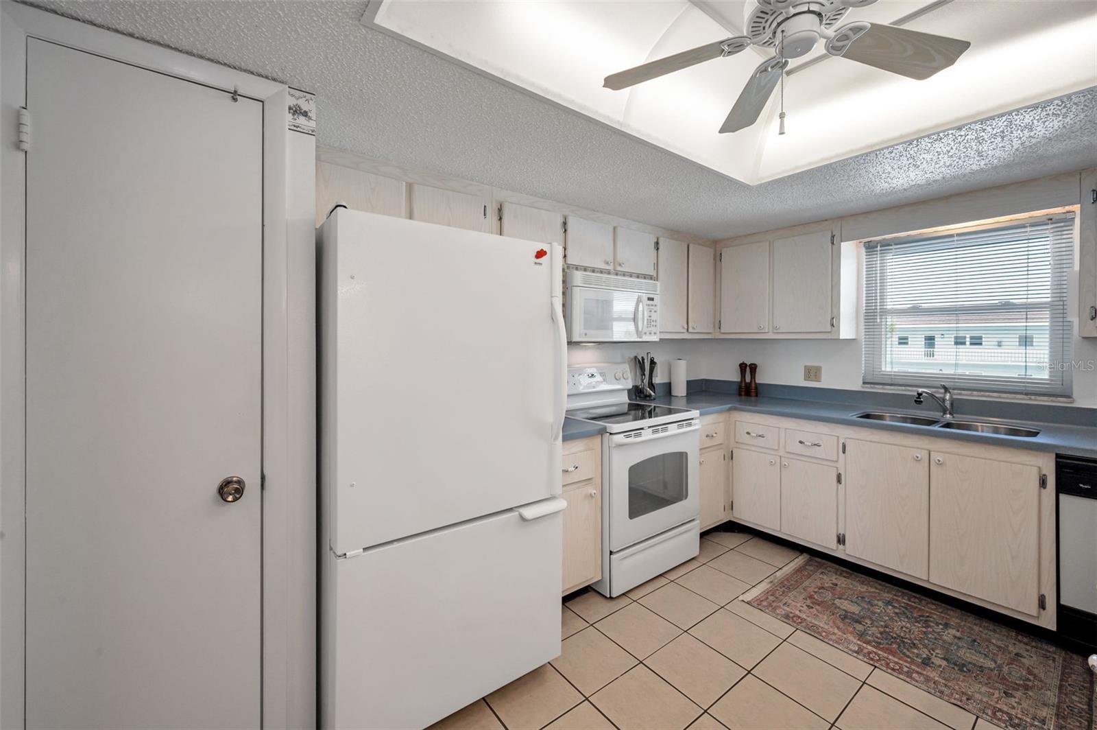 Image 32 of 75 For 8 Glencoe Place 305