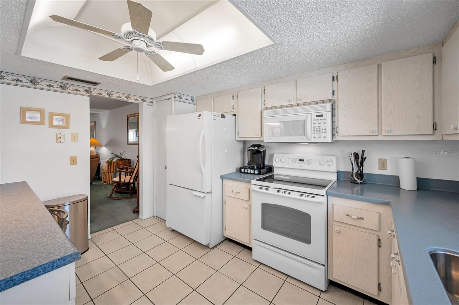 Image 33 of 75 For 8 Glencoe Place 305