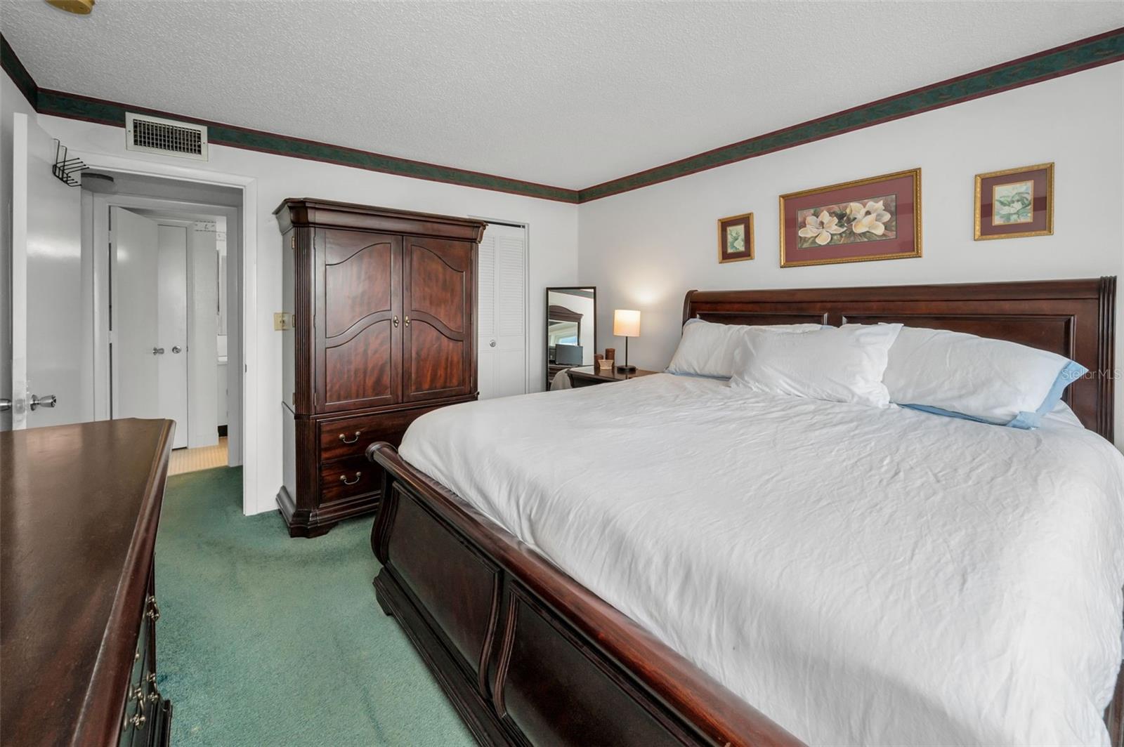 Image 37 of 75 For 8 Glencoe Place 305