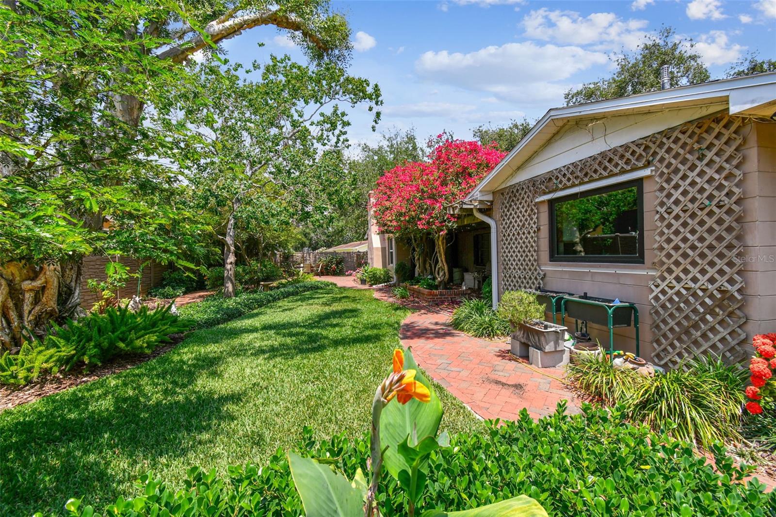 Listing photo id 10 for 750 Alda Way Ne
