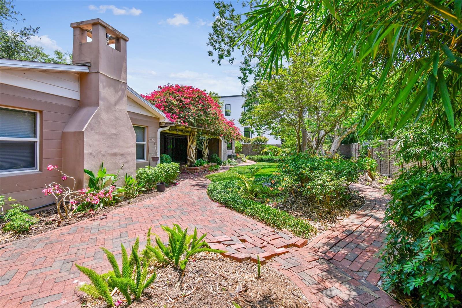 Listing photo id 11 for 750 Alda Way Ne