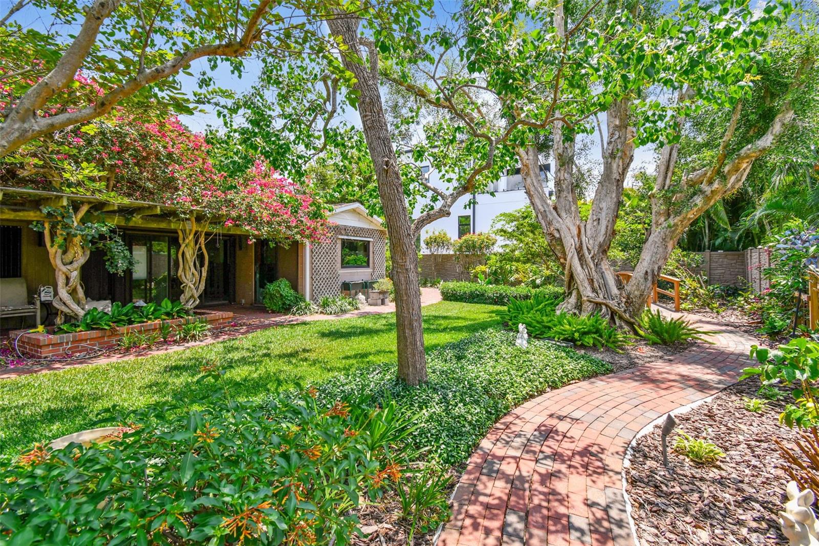 Listing photo id 12 for 750 Alda Way Ne