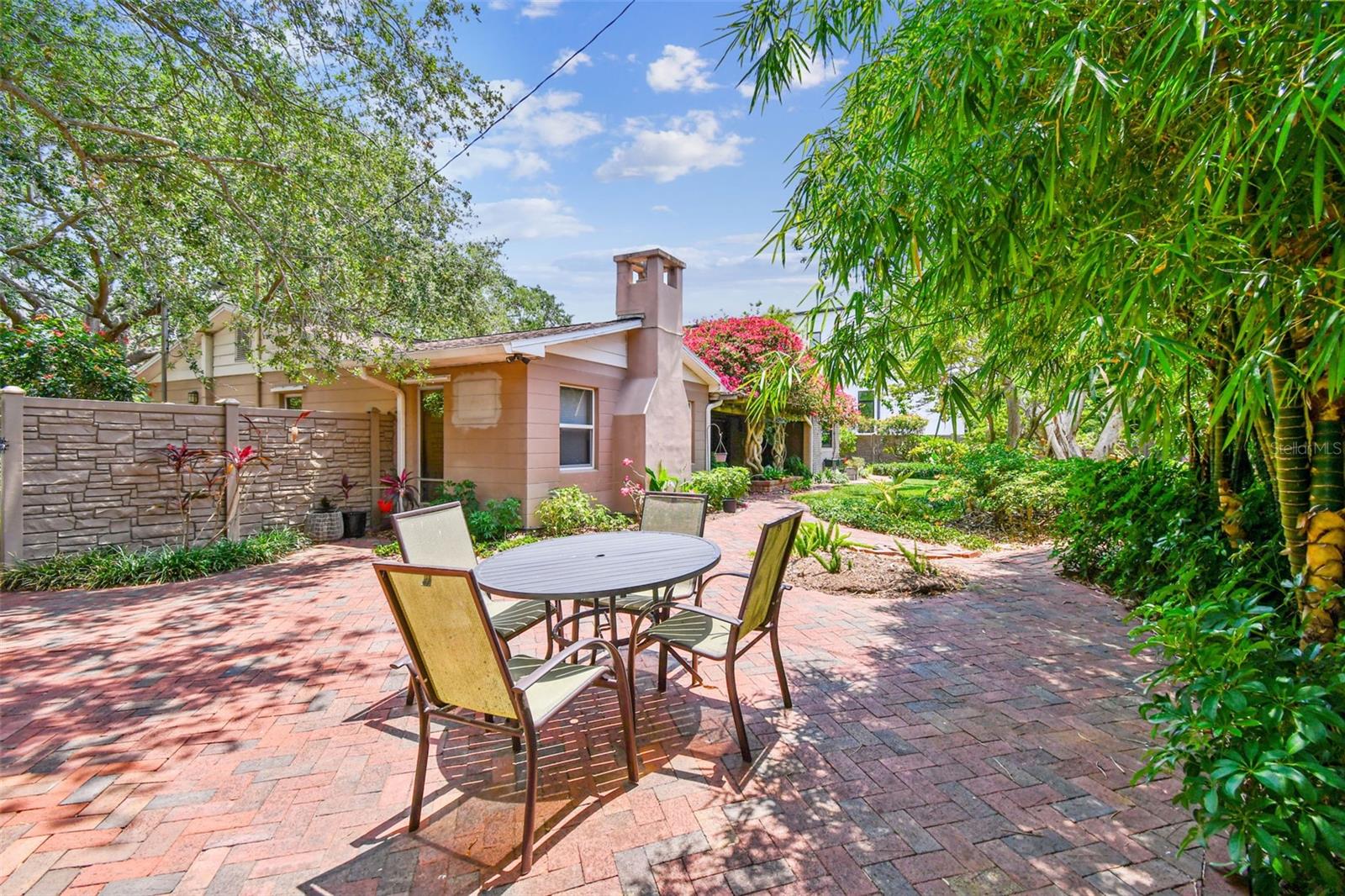 Listing photo id 13 for 750 Alda Way Ne