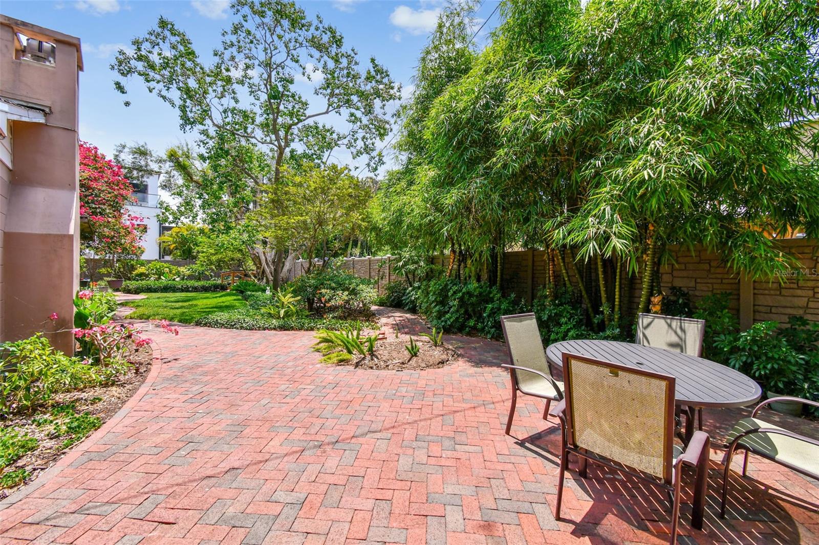 Listing photo id 14 for 750 Alda Way Ne