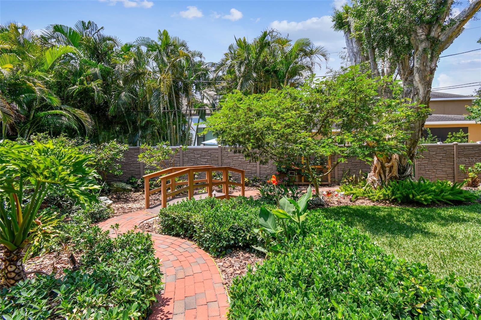 Listing photo id 16 for 750 Alda Way Ne