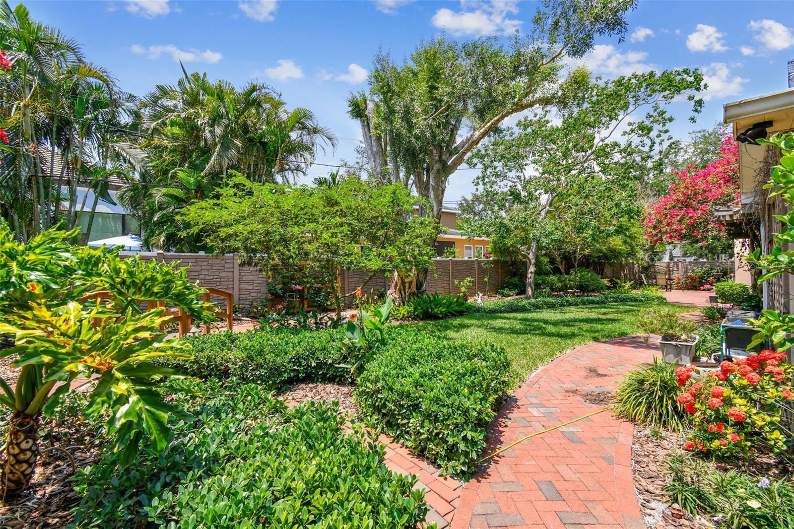 Listing photo id 21 for 750 Alda Way Ne