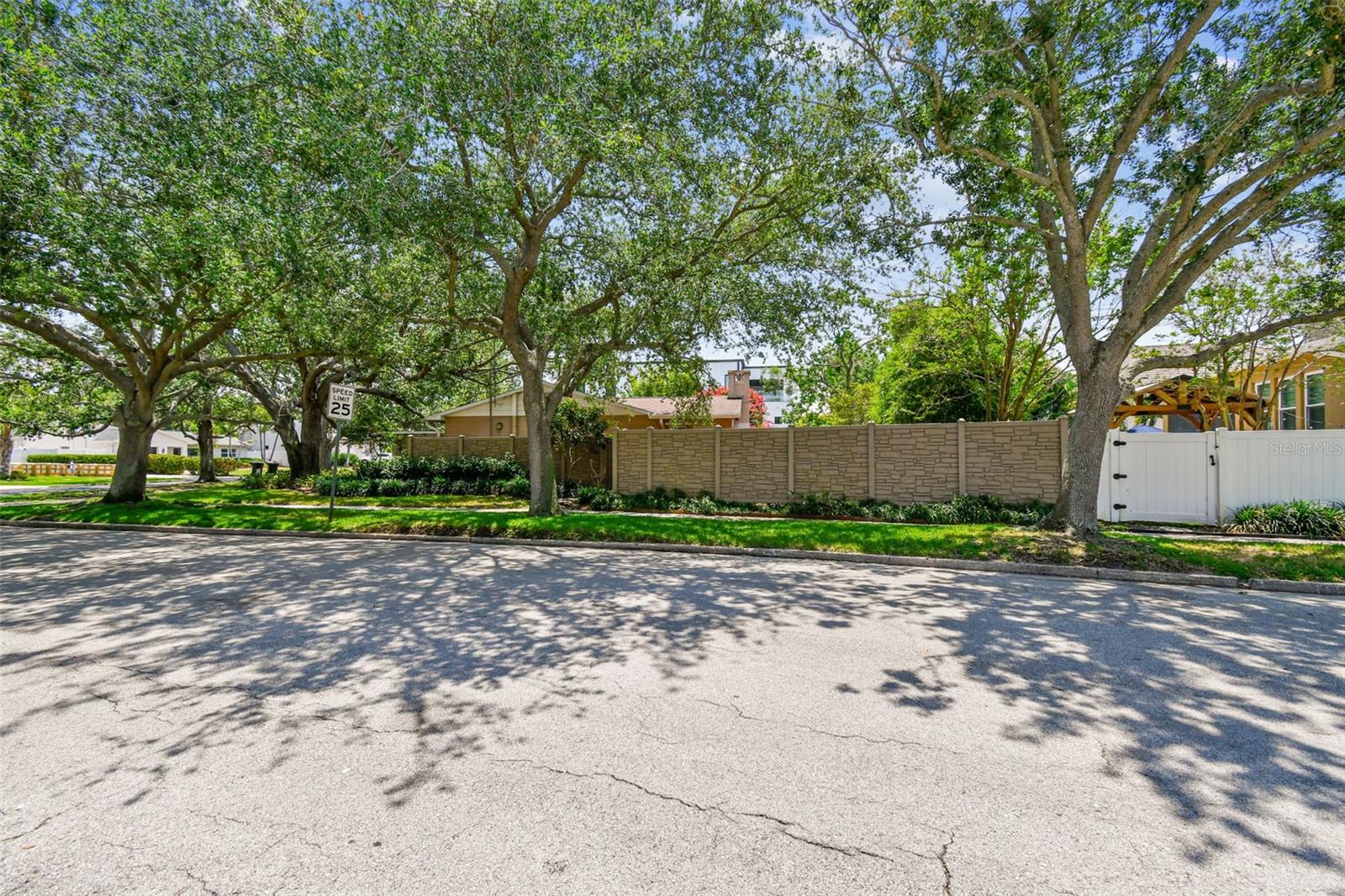 Listing photo id 23 for 750 Alda Way Ne