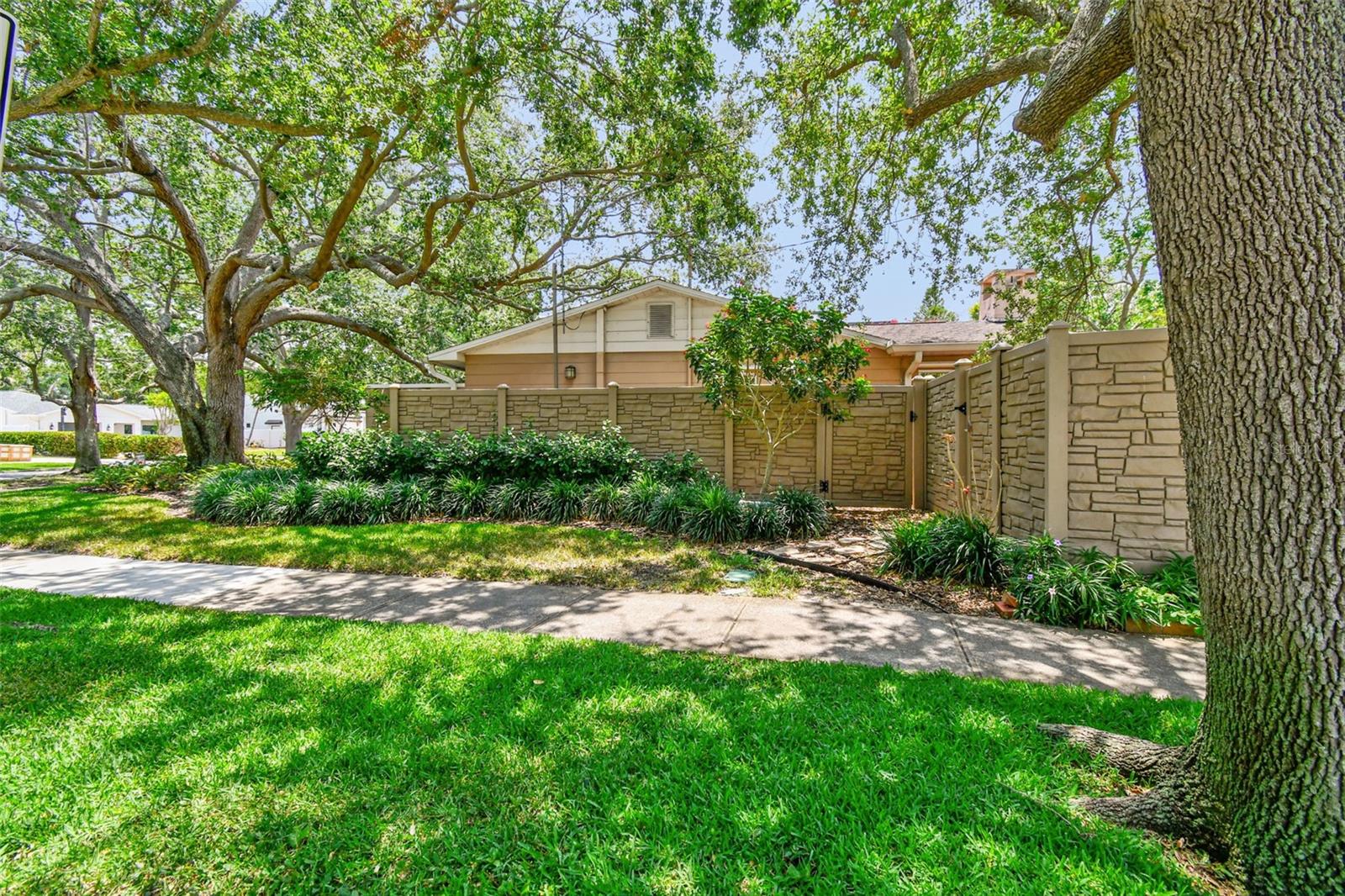 Listing photo id 7 for 750 Alda Way Ne
