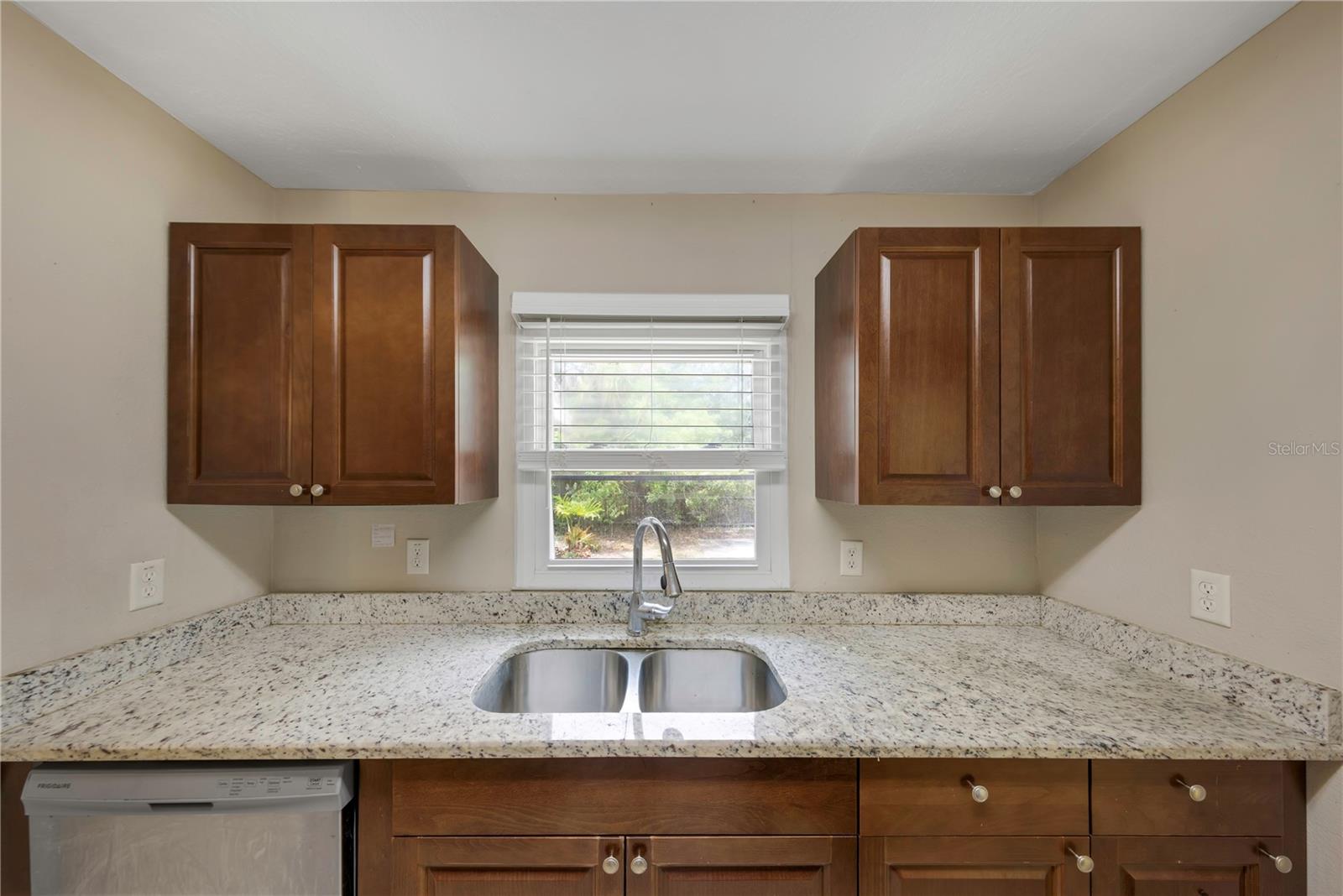 Image 11 of 28 For 1472 Belcher Road S
