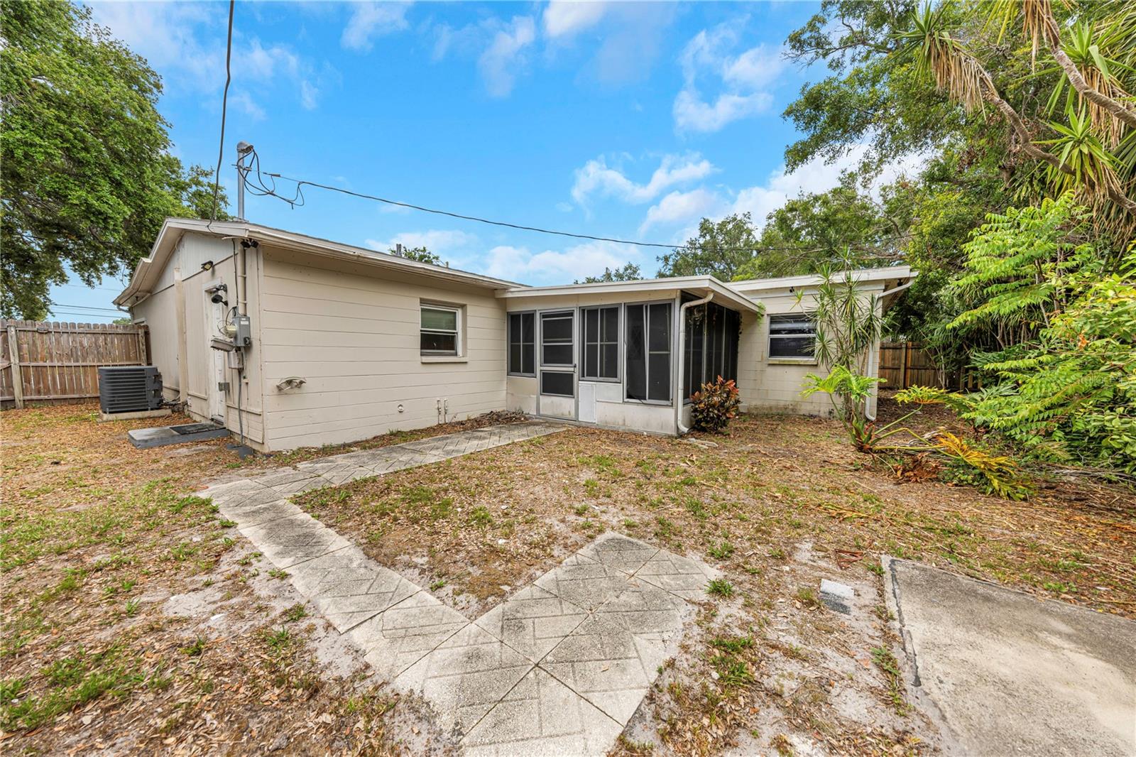 Image 3 of 28 For 1472 Belcher Road S