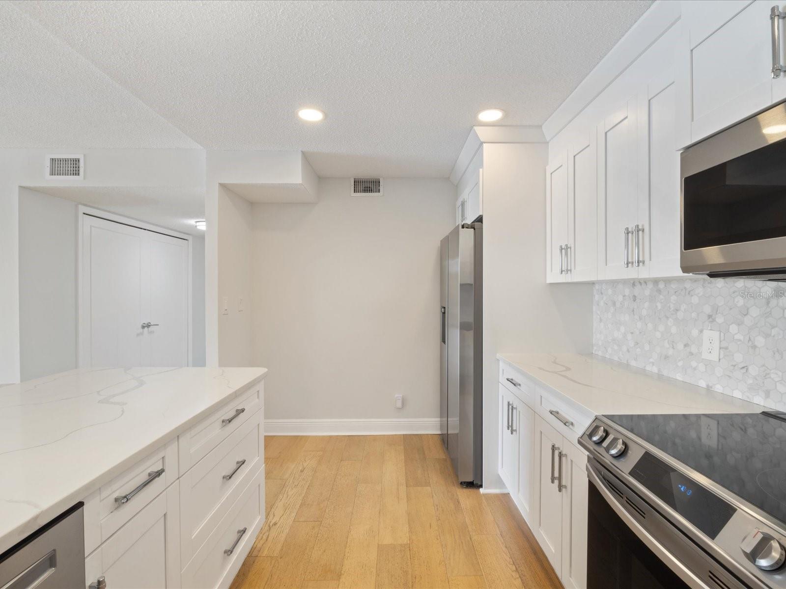 Image 19 of 54 For 100 Oakmont Lane 305