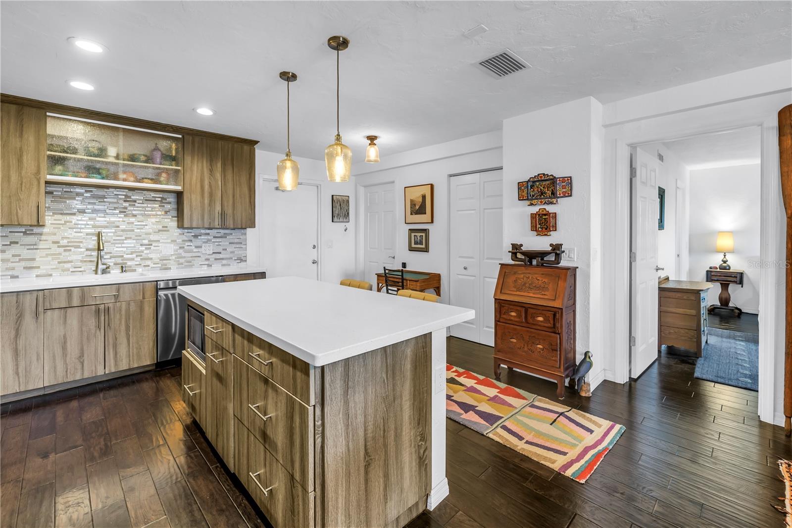 Image 11 of 44 For 4651 1st Street Ne 402
