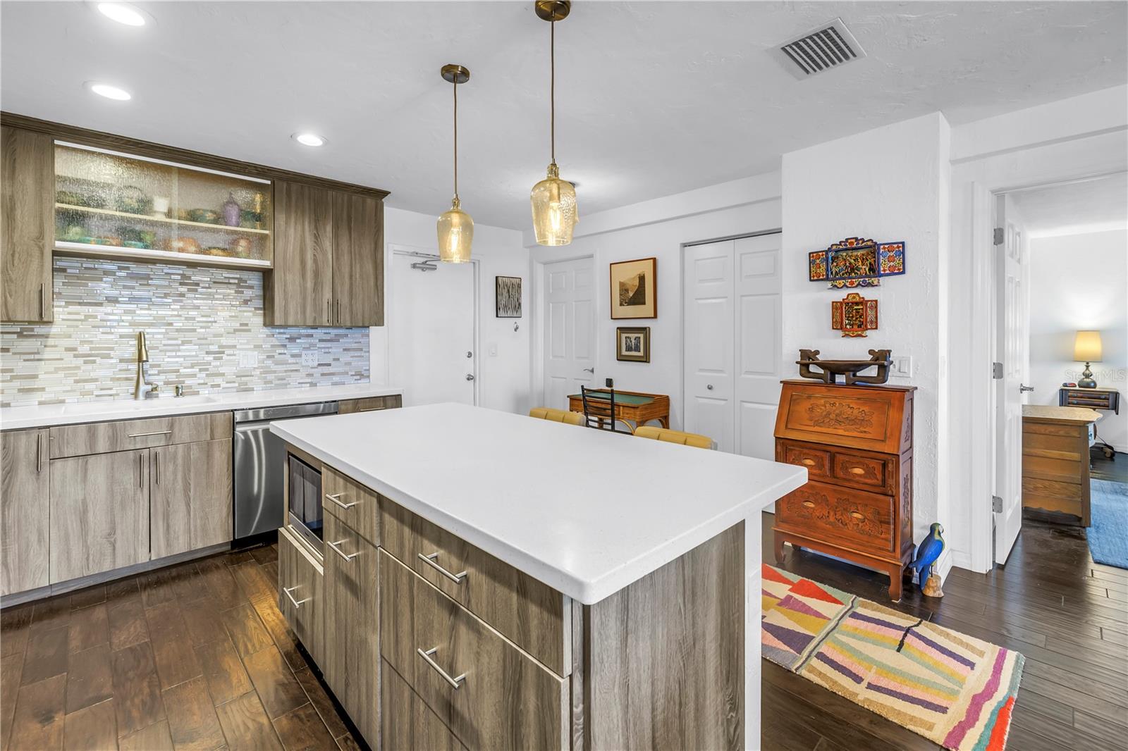 Image 8 of 44 For 4651 1st Street Ne 402