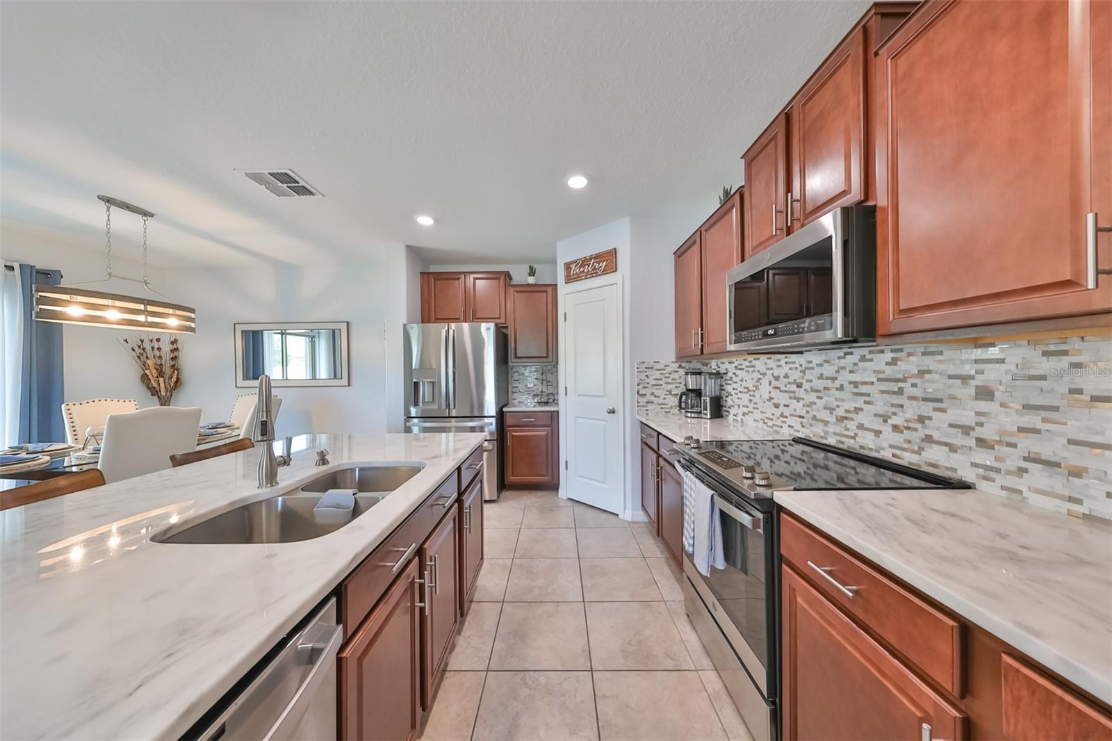 Listing photo id 13 for 10202 White Linen Avenue