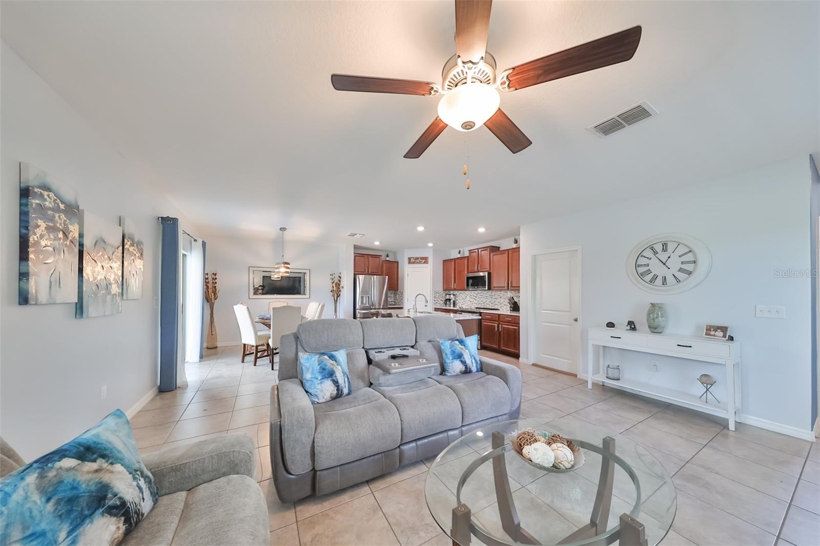 Listing photo id 3 for 10202 White Linen Avenue