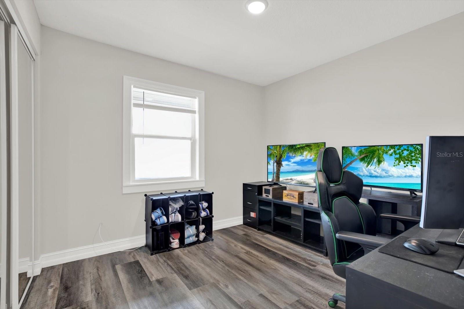 Listing photo id 13 for 6020 50th Street