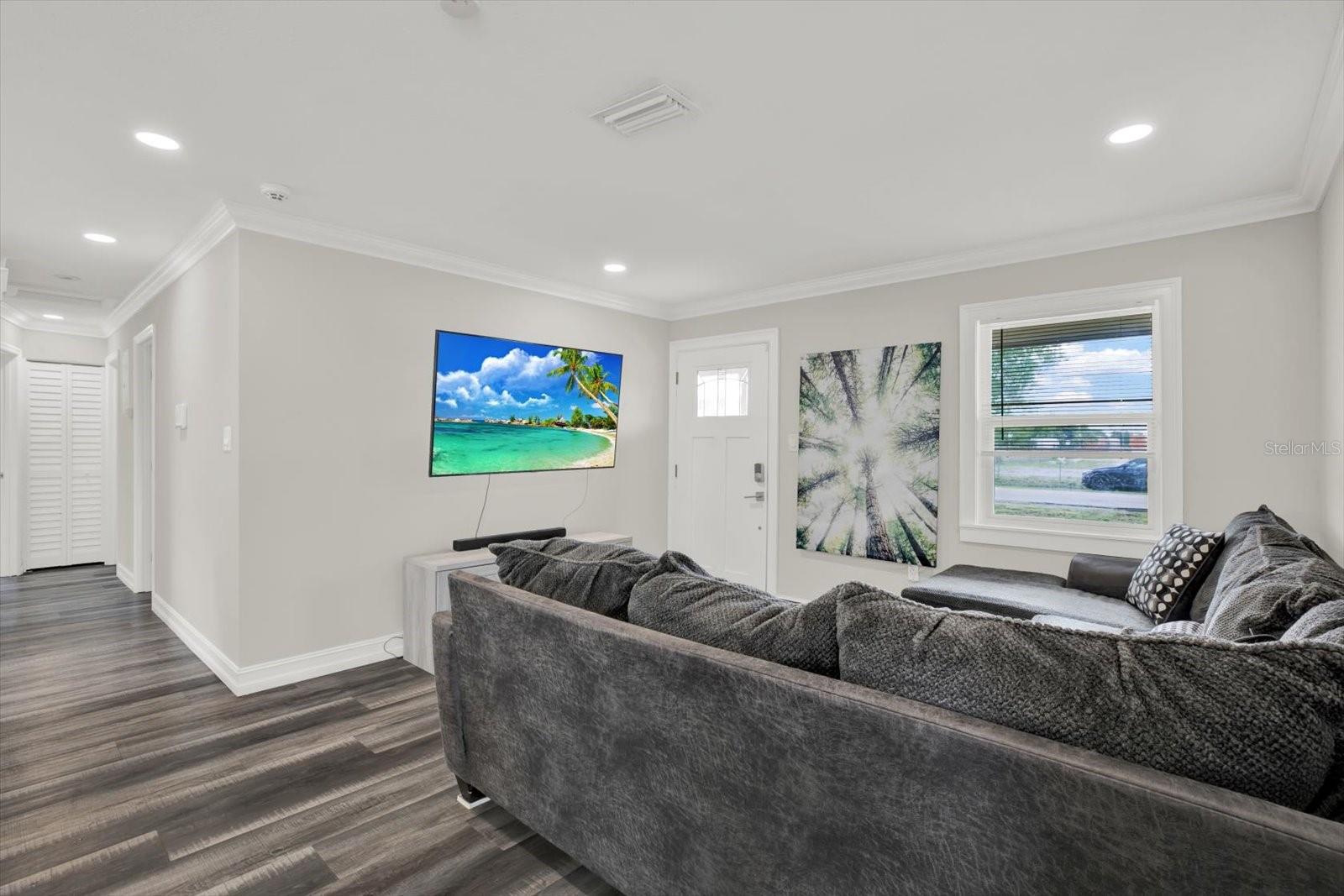 Listing photo id 2 for 6020 50th Street