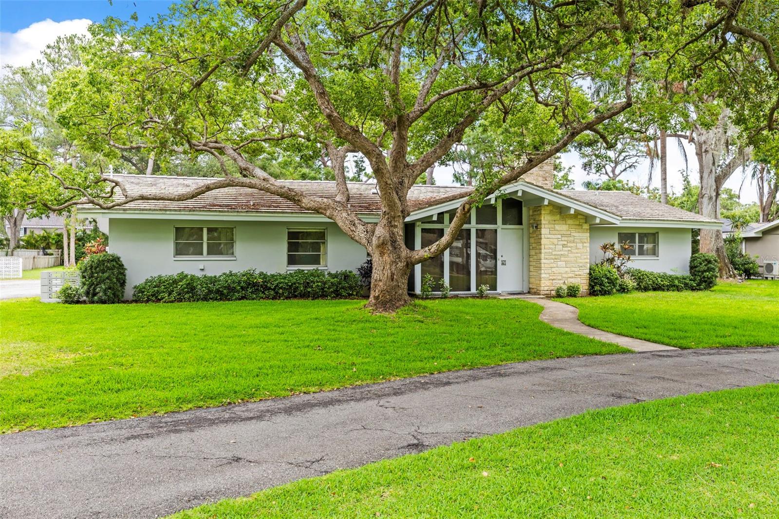 Image 7 of 53 For 1675 Robin Hood Lane