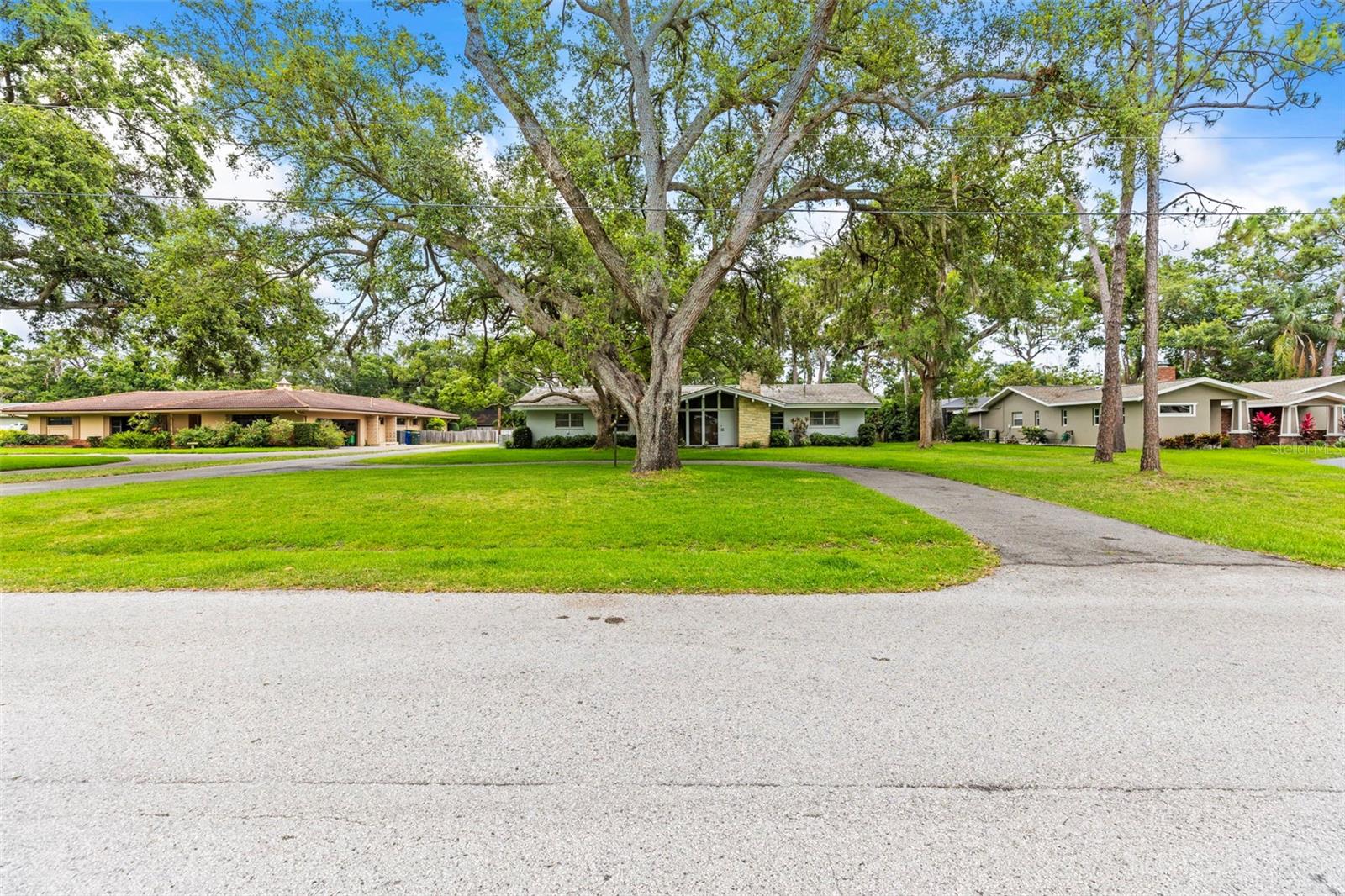 Image 9 of 53 For 1675 Robin Hood Lane