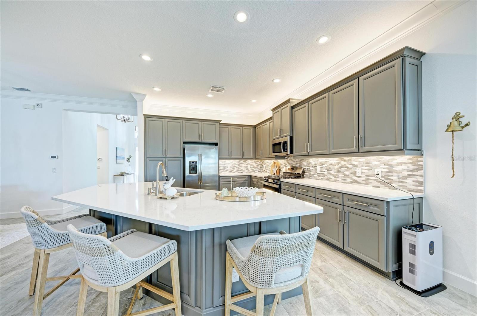 Listing photo id 11 for 15525 Corona Del Mar Drive