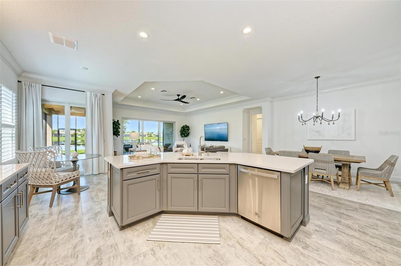 Listing photo id 13 for 15525 Corona Del Mar Drive