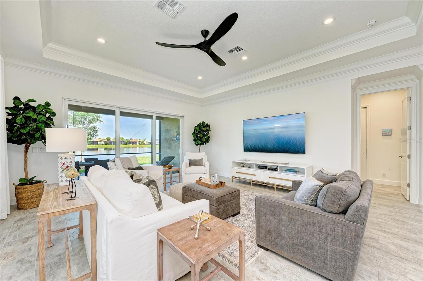 Listing photo id 17 for 15525 Corona Del Mar Drive