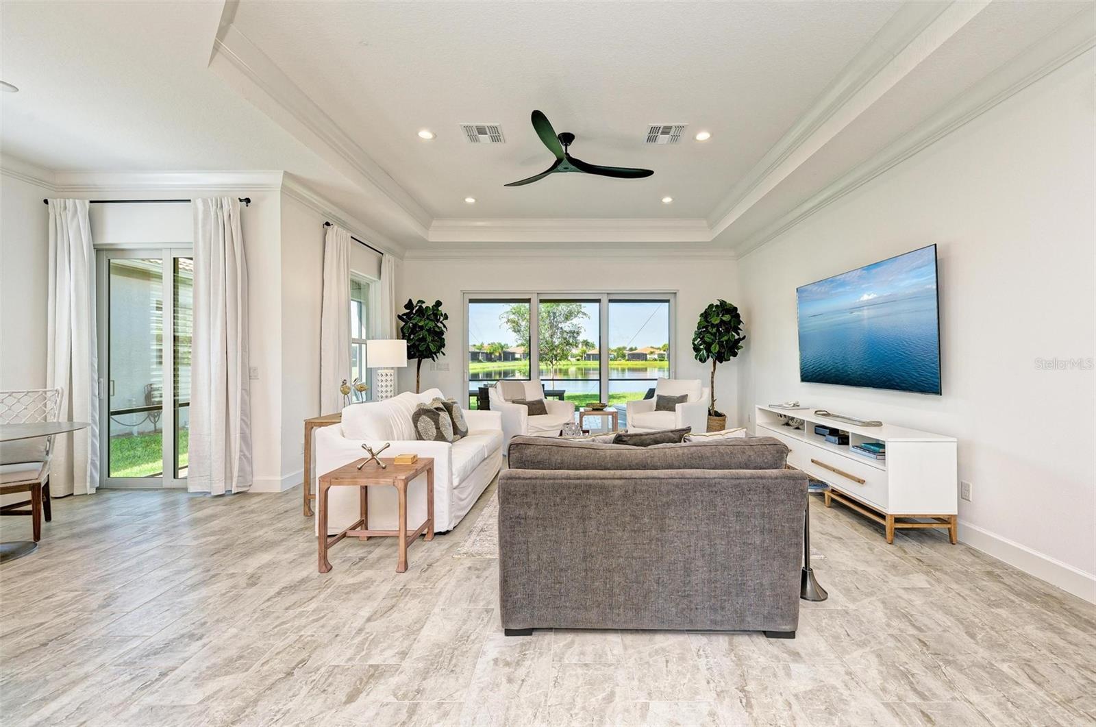 Listing photo id 18 for 15525 Corona Del Mar Drive