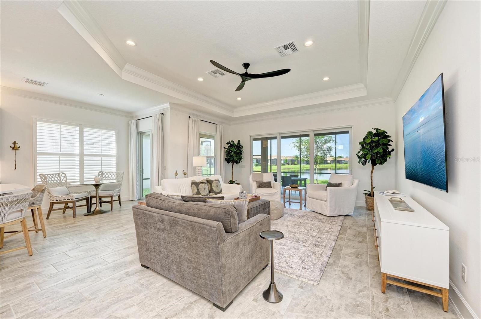 Listing photo id 19 for 15525 Corona Del Mar Drive